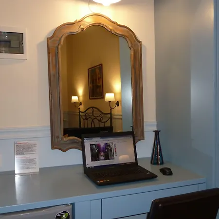 Omorfi Poli ゲストハウス 4*