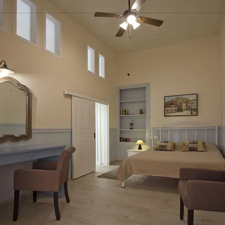 ゲストハウス Omorfi Poli ナフプリオ