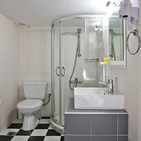 ゲストハウス Omorfi Poli