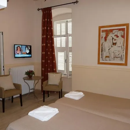 Omorfi Poli ゲストハウス 4*