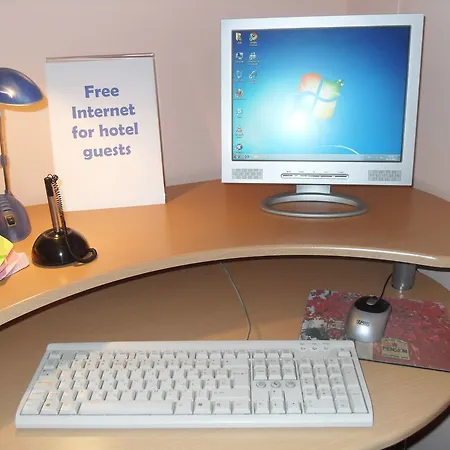 ゲストハウス Omorfi Poli 4*