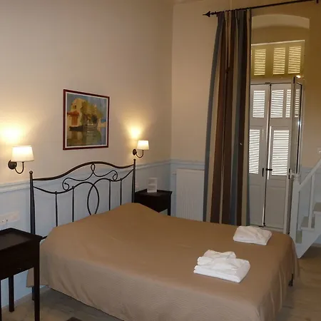 ゲストハウス Omorfi Poli