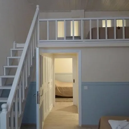 ゲストハウス Omorfi Poli