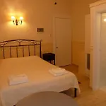 Omorfi Poli Πανσιόν 4*