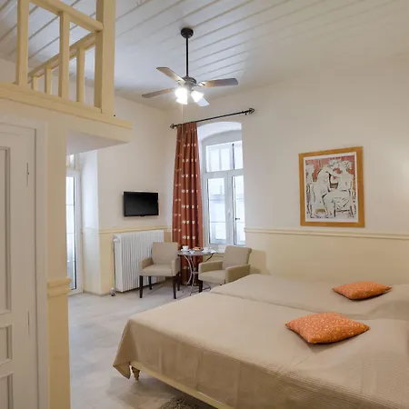 Πανσιόν Omorfi Poli 4*