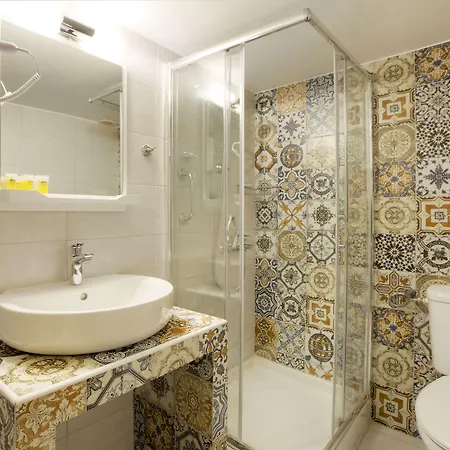 Omorfi Poli Πανσιόν 4*