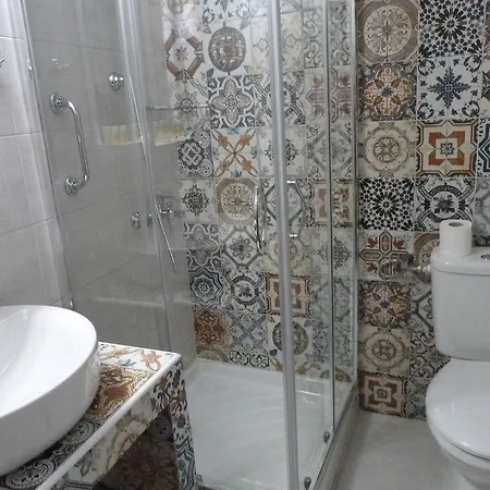 Omorfi Poli Πανσιόν 4*