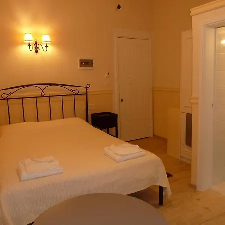 Omorfi Poli Πανσιόν 4*