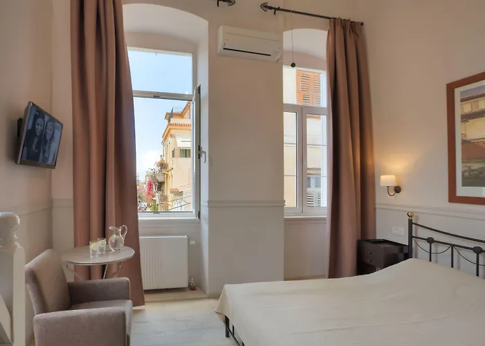 Πανσιόν Omorfi Poli 4*