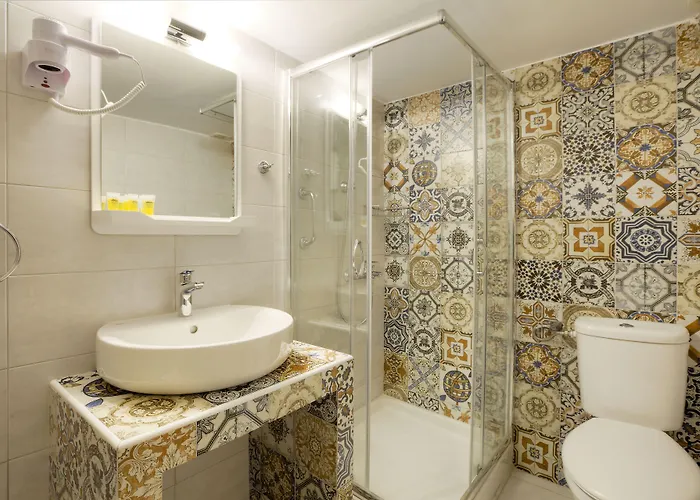 Omorfi Poli Gasthuis 4*