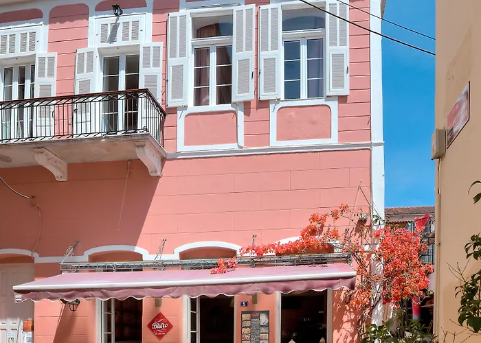 Omorfi Poli Πανσιόν 4*