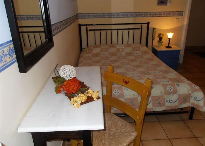 Omorfi Poli Πανσιόν