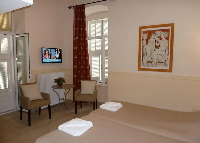 Omorfi Poli Gasthuis 4*