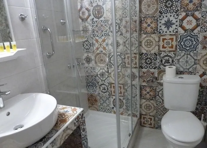 Omorfi Poli Πανσιόν 4*